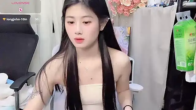 Snapshot of Yvonne-07 chatting on 12-17-25, 12:55 Yvonne-07 online show from 12-17-25, 12:55