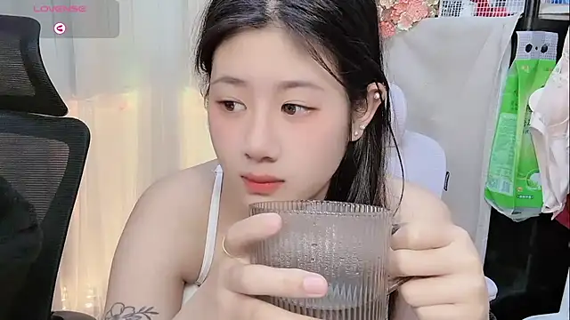 Snapshot of Yvonne-07 chatting on 01-12-26, 08:14 Yvonne-07 online show from 01-12-26, 08:14