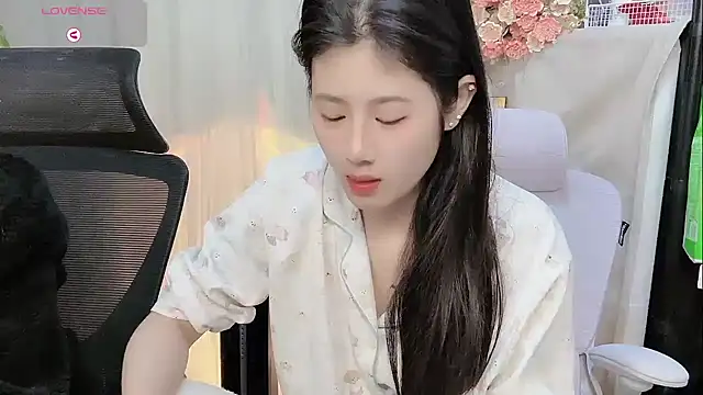 Snapshot of Yvonne-07 chatting on 01-13-26, 09:09 Yvonne-07 online show from 01-13-26, 09:09