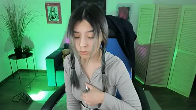 Snapshot of SirenMystiq chatting on 12-19-25, 04:14 SirenMystiq online show from 12-19-25, 04:14