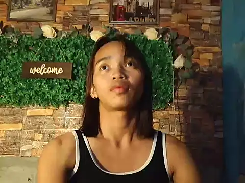 Snapshot of LaurenePh2 chatting on 12-21-25, 09:22 LaurenePh2 online show from 12-21-25, 09:22