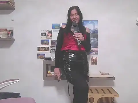 Snapshot of DommeVioleta chatting on 02-18-26, 06:42 DommeVioleta online show from 02-18-26, 06:42