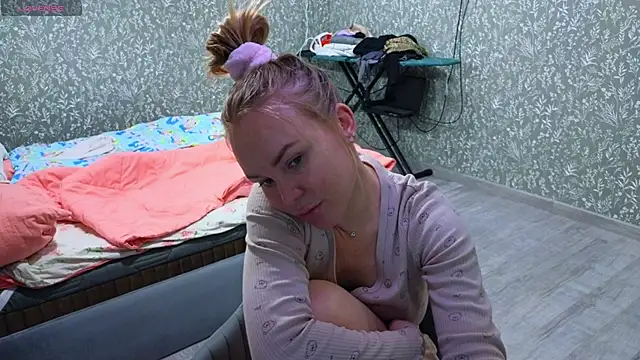 s trawberry  online show from 03-19-26, 04:05