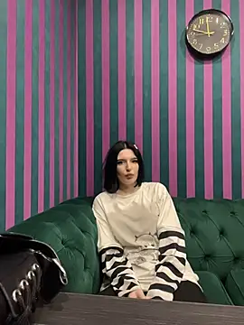 LisaBevy online show from 12-18-25, 08:48