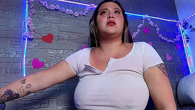 Snapshot of emma_honey__ chatting on 12-17-25, 11:44 emma honey online show from 12-17-25, 11:44