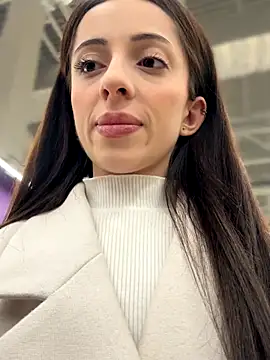 YeaLina online show from 12-17-25, 10:10