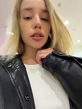 Snapshot of sssativa_more chatting on 05-17-26, 02:20 sssativa more online show from 05-17-26, 02:20