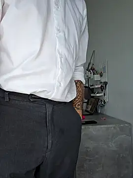 Lovebackground online show from 10-22-25, 07:52