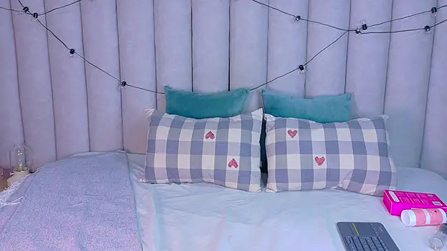 Miia Anderson online show from 12-16-25, 07:41