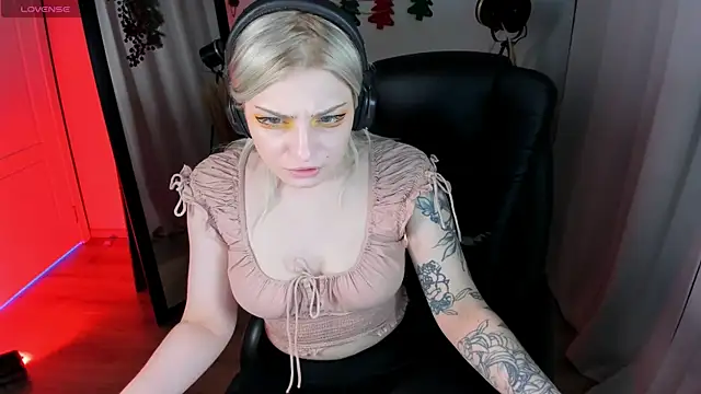 Aska Asami online show from 12-19-25, 10:17