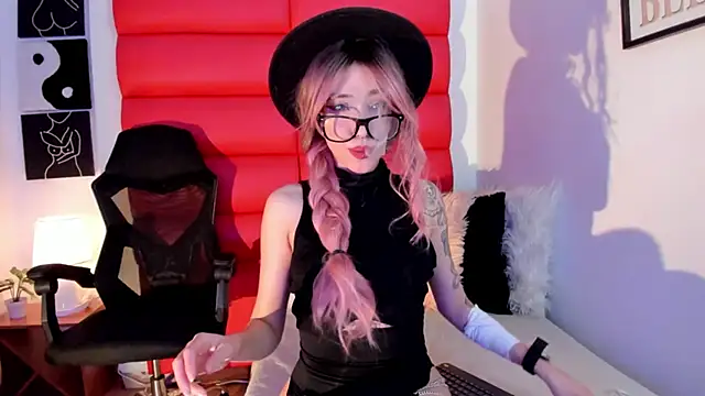 Snapshot of Oliviamonroex18 chatting on 01-10-26, 02:24 Oliviamonroex18 online show from 01-10-26, 02:24