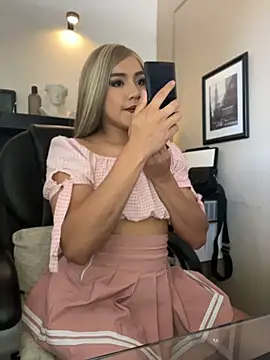 Snapshot of TaylorSweetI chatting on 06-17-26, 02:07 TaylorSweetI online show from 06-17-26, 02:07