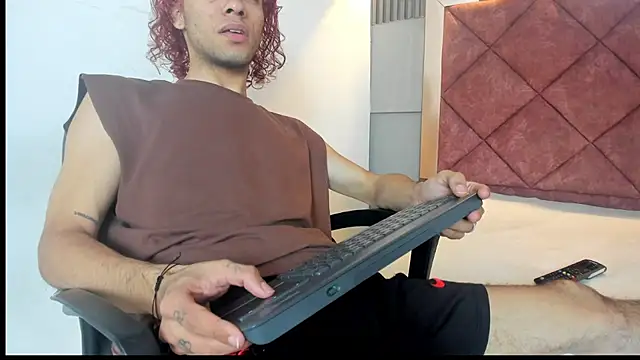 Snapshot of TAYSON_SCOTT chatting on 12-18-25, 01:39 TAYSON SCOTT online show from 12-18-25, 01:39