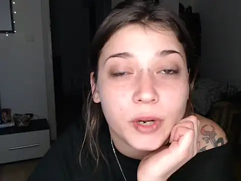 Snapshot of AlienforTwenty chatting on 12-19-25, 12:06 AlienforTwenty online show from 12-19-25, 12:06