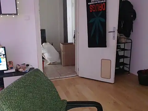 Snapshot of AlienforTwenty chatting on 12-21-25, 09:27 AlienforTwenty online show from 12-21-25, 09:27