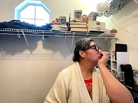 Snapshot of BettyWhispers chatting on 12-21-25, 06:37 BettyWhispers online show from 12-21-25, 06:37