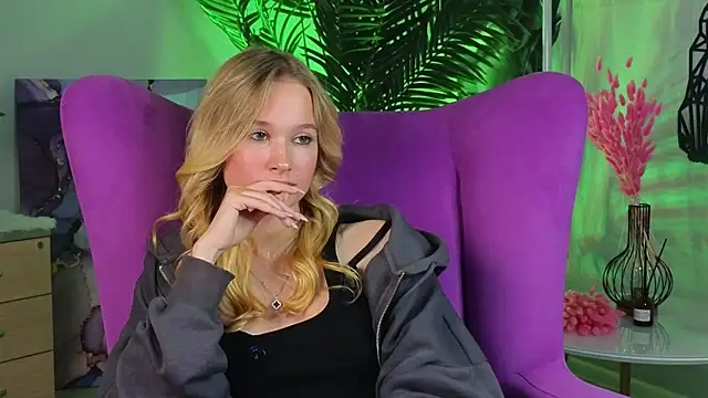Snapshot of ElizFait chatting on 12-14-25, 11:04 ElizFait online show from 12-14-25, 11:04