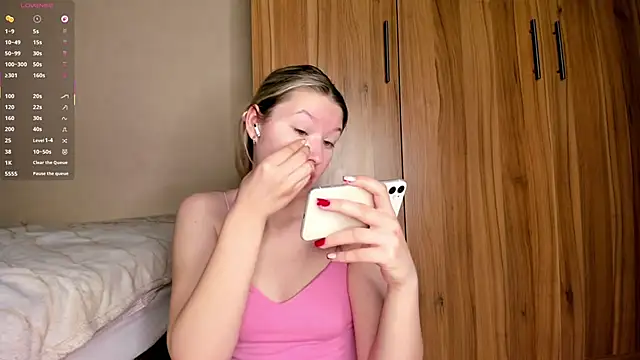 SkyeDavis online show from 03-12-26, 01:17