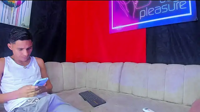 Snapshot of Damian_and_theo chatting on 01-08-26, 11:34 Damian and theo online show from 01-08-26, 11:34