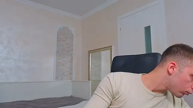 Snapshot of KellenWest chatting on 05-15-26, 10:11 KellenWest online show from 05-15-26, 10:11