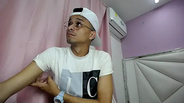 Snapshot of Ares_funn chatting on 12-20-25, 12:12 Ares funn online show from 12-20-25, 12:12