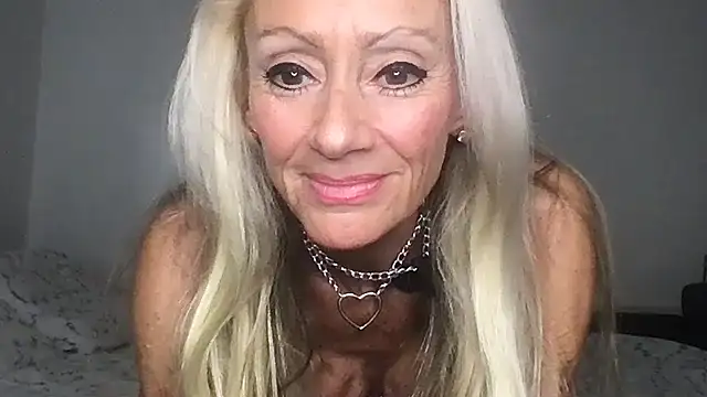 Snapshot of siennadiamond chatting on 05-18-26, 11:38 siennadiamond online show from 05-18-26, 11:38