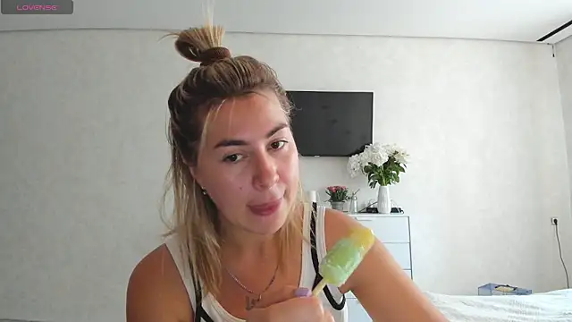 Snapshot of Roxi_Joy chatting on 06-05-26, 07:25 Roxi Joy online show from 06-05-26, 07:25