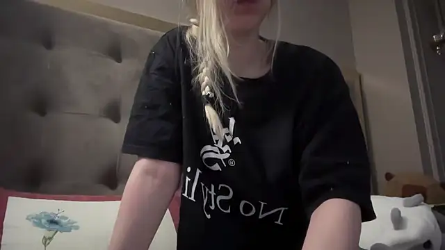 Snapshot of blondinkaa chatting on 06-08-26, 03:51 blondinkaa online show from 06-08-26, 03:51