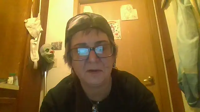 Snapshot of becky1111 chatting on 04-12-26, 01:43 becky1111 online show from 04-12-26, 01:43