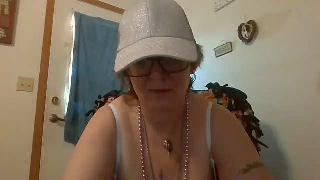 Snapshot of becky1111 chatting on 05-06-26, 02:55 becky1111 online show from 05-06-26, 02:55