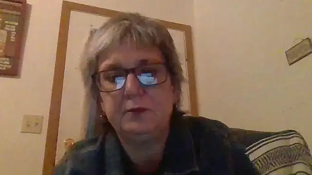 Snapshot of becky1111 chatting on 05-07-26, 04:29 becky1111 online show from 05-07-26, 04:29