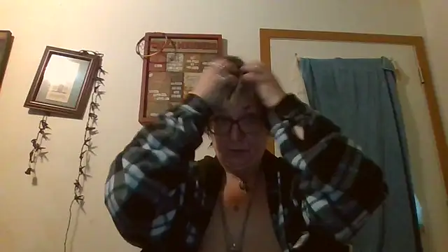 Snapshot of becky1111 chatting on 05-22-26, 12:22 becky1111 online show from 05-22-26, 12:22