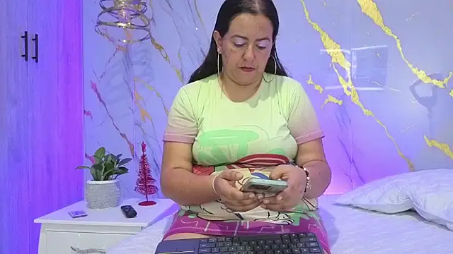 Snapshot of evelyn_harpeery chatting on 01-06-26, 10:19 evelyn harpeery online show from 01-06-26, 10:19