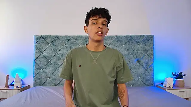 Snapshot of maxfrost_1 chatting on 12-20-25, 07:10 maxfrost 1 online show from 12-20-25, 07:10