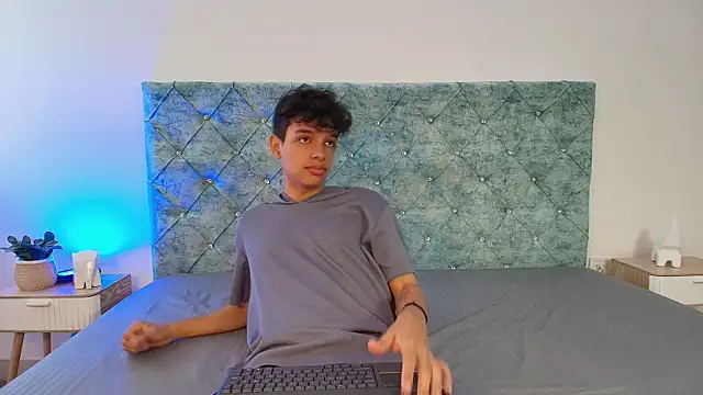 Snapshot of maxfrost_1 chatting on 12-22-25, 07:11 maxfrost 1 online show from 12-22-25, 07:11