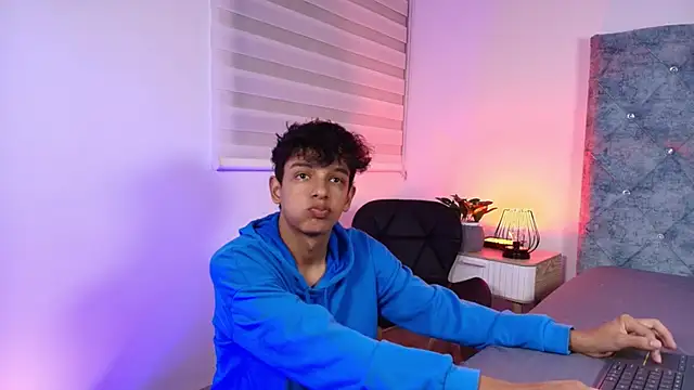 Snapshot of maxfrost_1 chatting on 01-06-26, 07:28 maxfrost 1 online show from 01-06-26, 07:28