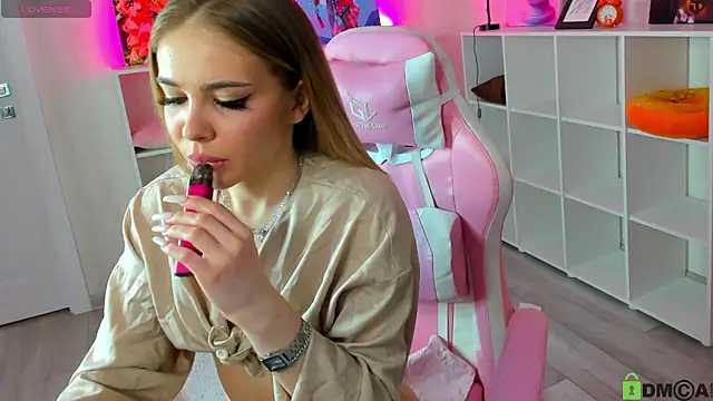 Snapshot of betty_brianna chatting on 01-15-26, 01:21 betty brianna online show from 01-15-26, 01:21