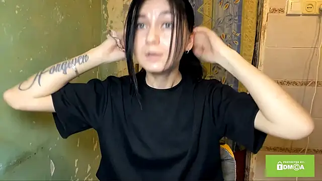 Snapshot of EstherKiester chatting on 12-22-25, 09:23 EstherKiester online show from 12-22-25, 09:23