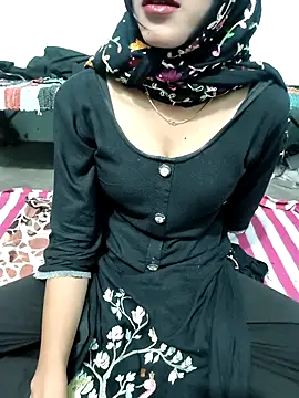 Snapshot of Yours-Zeenat chatting on 12-23-25, 07:17 Yours-Zeenat online show from 12-23-25, 07:17