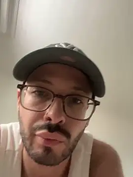 Snapshot of Versatilpollon22 chatting on 12-22-25, 12:24 Versatilpollon22 online show from 12-22-25, 12:24