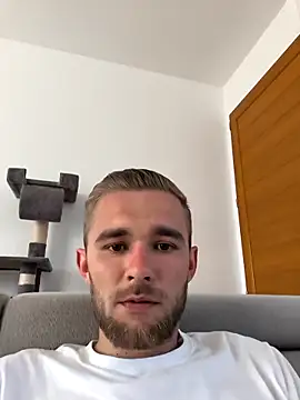 Snapshot of Benjamiinlt chatting on 04-10-26, 04:44 Benjamiinlt online show from 04-10-26, 04:44