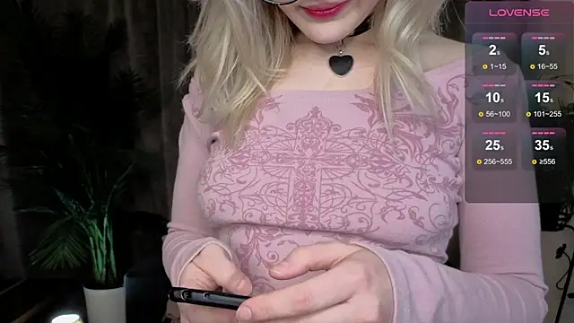 Snapshot of Alice_Mann chatting on 01-08-26, 04:42 Alice Mann online show from 01-08-26, 04:42