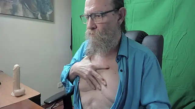 Snapshot of Uncle_Hottie chatting on 03-10-26, 05:18 Uncle Hottie online show from 03-10-26, 05:18