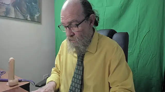 Snapshot of Uncle_Hottie chatting on 03-18-26, 04:32 Uncle Hottie online show from 03-18-26, 04:32