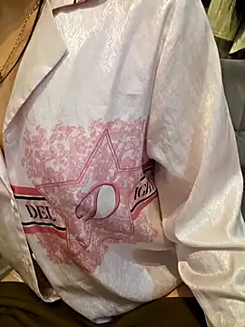 Snapshot of moon_baby99 chatting on 01-08-26, 08:27 moon baby99 online show from 01-08-26, 08:27