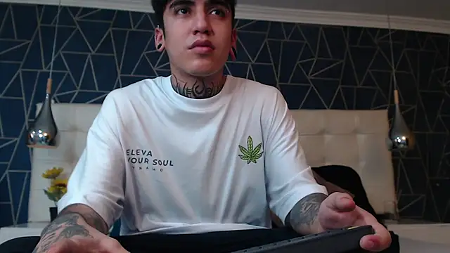 Snapshot of MarkOlsenn chatting on 01-10-26, 08:21 MarkOlsenn online show from 01-10-26, 08:21