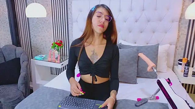 Snapshot of VioletFroost chatting on 04-01-26, 07:11 VioletFroost online show from 04-01-26, 07:11