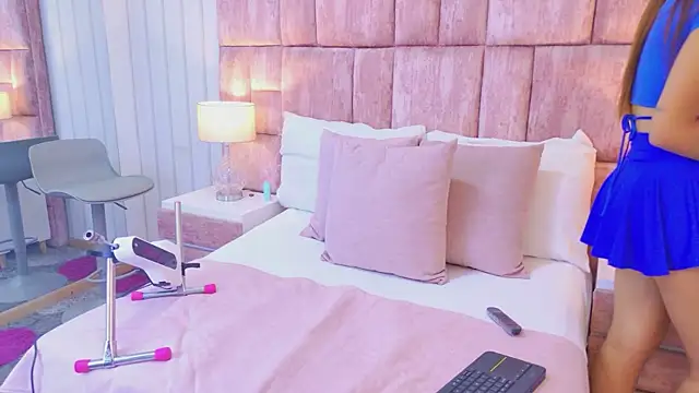 Snapshot of VioletFroost chatting on 04-06-26, 07:37 VioletFroost online show from 04-06-26, 07:37