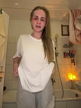 Snapshot of Sunny_Eve chatting on 04-14-26, 07:42 Sunny Eve online show from 04-14-26, 07:42