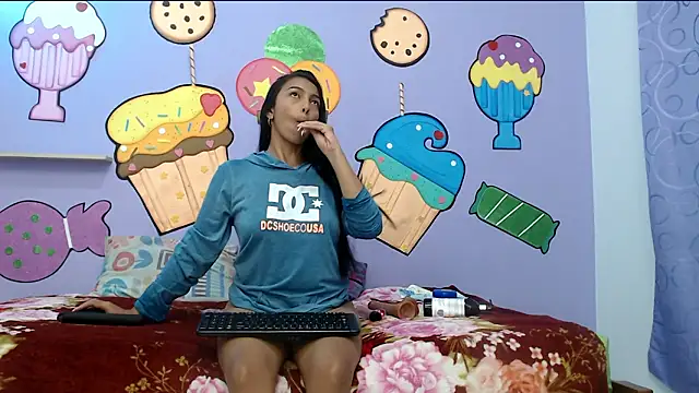 skinnysexzara18 online show from 03-12-26, 01:23